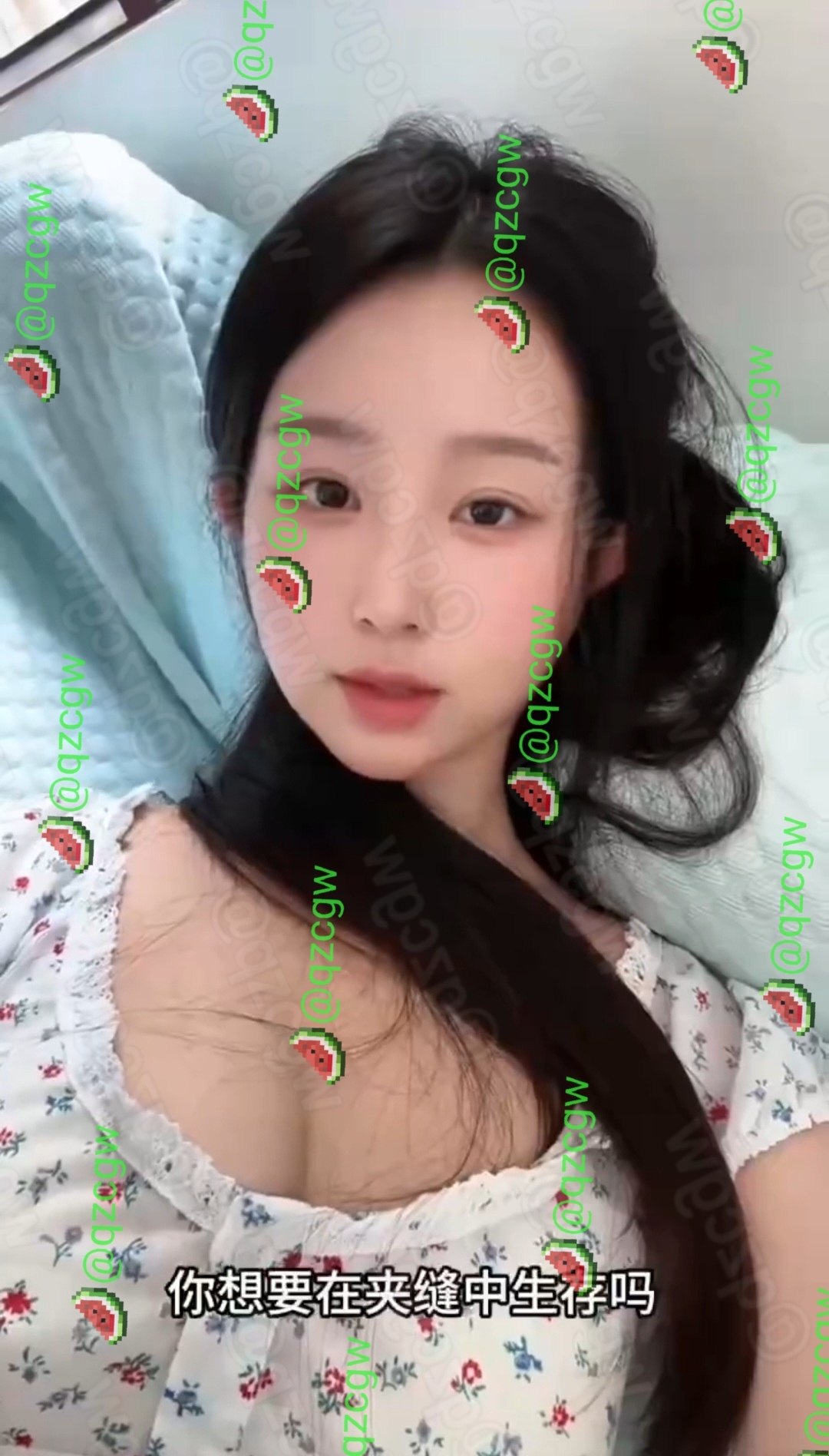 精致长发少女身着碎花吊带裙躺床用励志金句暗喻私密情事