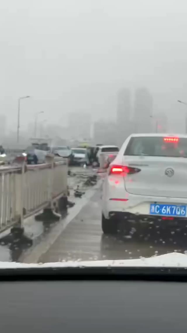 温州东瓯大桥发生一起疑似车辆碰撞事故导致交通严重拥堵