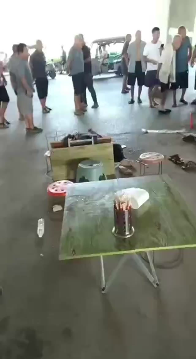 河南郑州中牟新区多名摊贩因争夺摆摊位置持械互殴致三人当场死亡