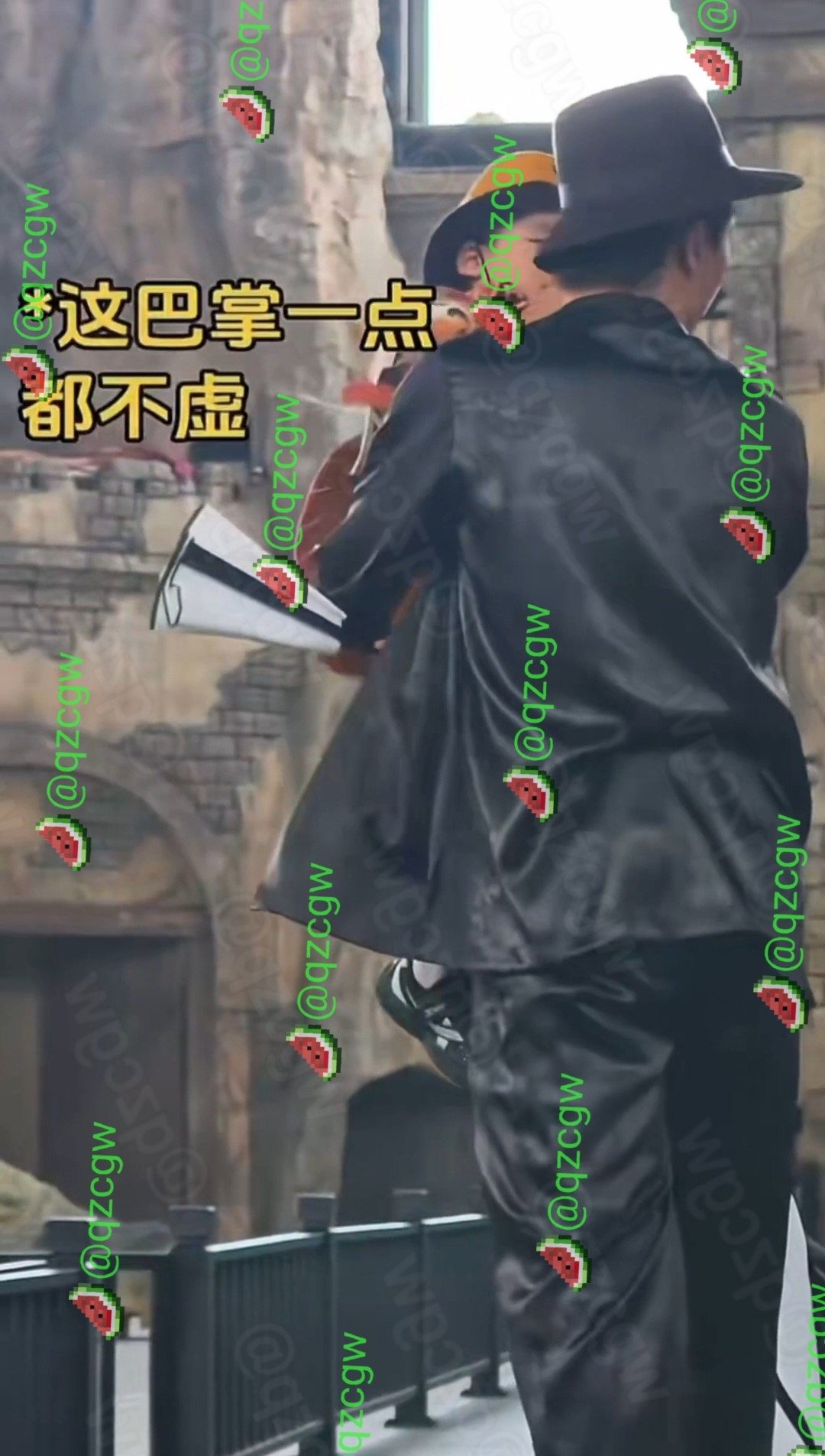 佛山景区抗战情景剧上演意外一幕学龄前儿童冲上台殴打汉奸演员