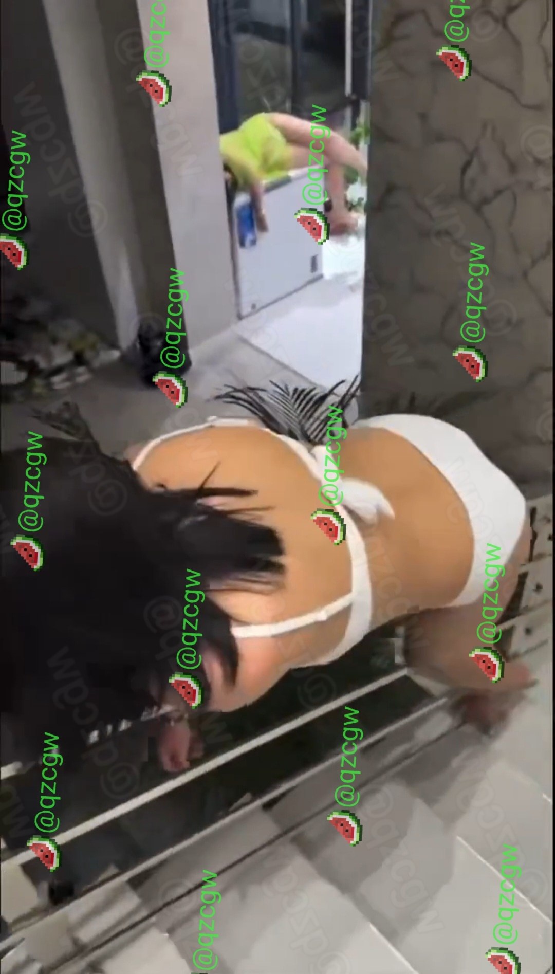 富商七夕别墅私密派对后现场狼藉多名年轻女性醉倒在豪宅内