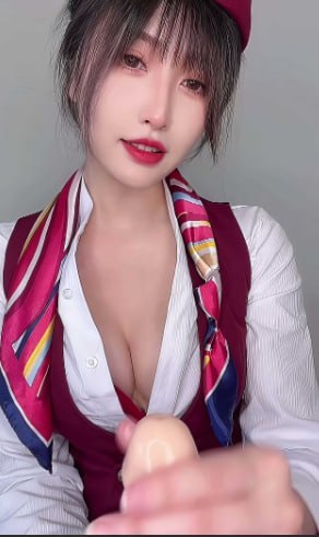 网红MissWarmJ身着酒红空姐制服进行寸止调教表演引发感官冲击