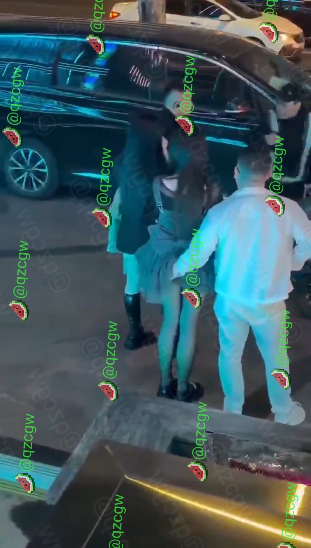 身穿黑丝短裙女生在酒吧会所门口被身旁男子公然搂腰抚摸臀部
