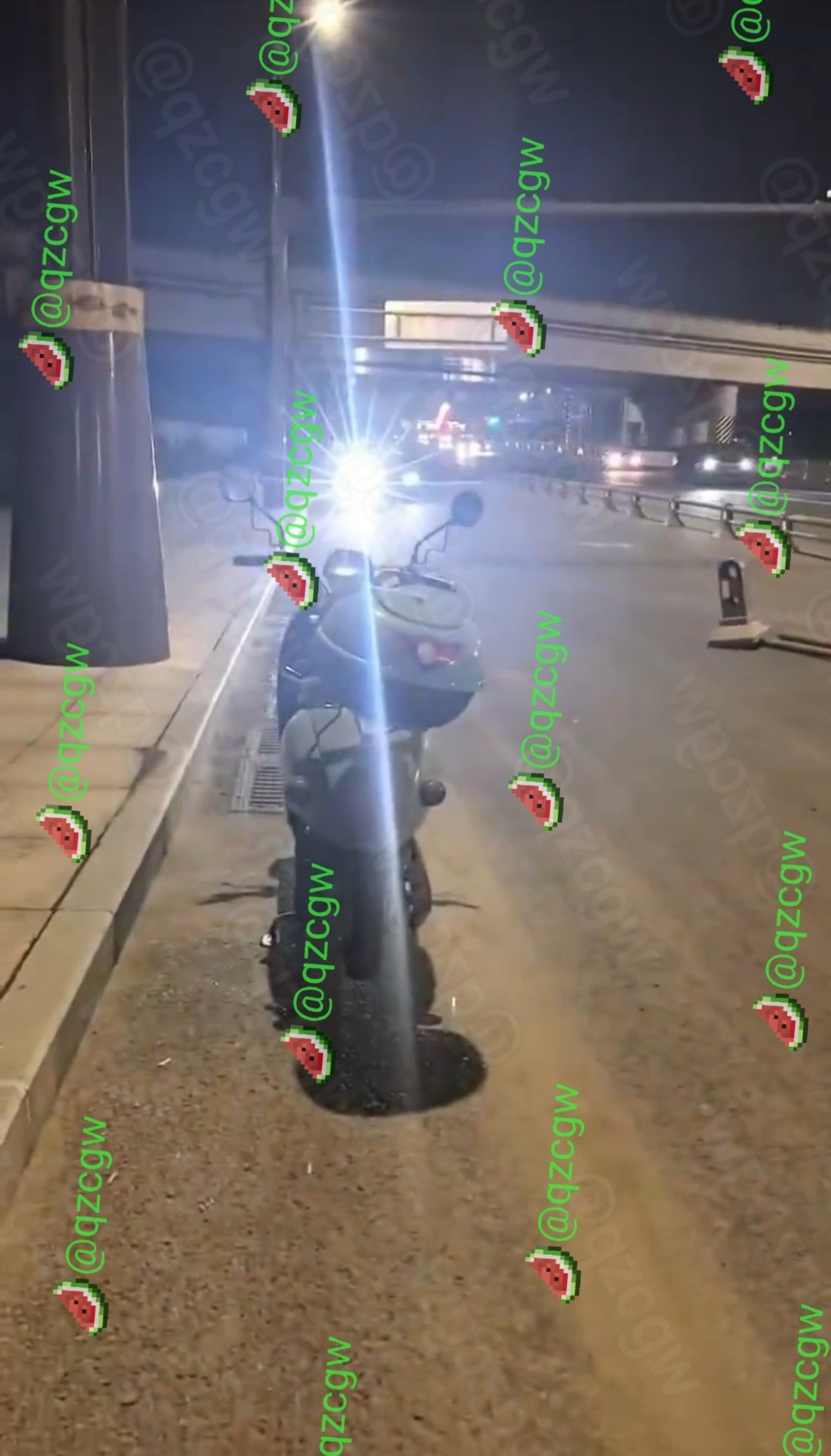 深夜女骑手驾驶摩托车失控翻车导致腿部严重骨折被紧急送医