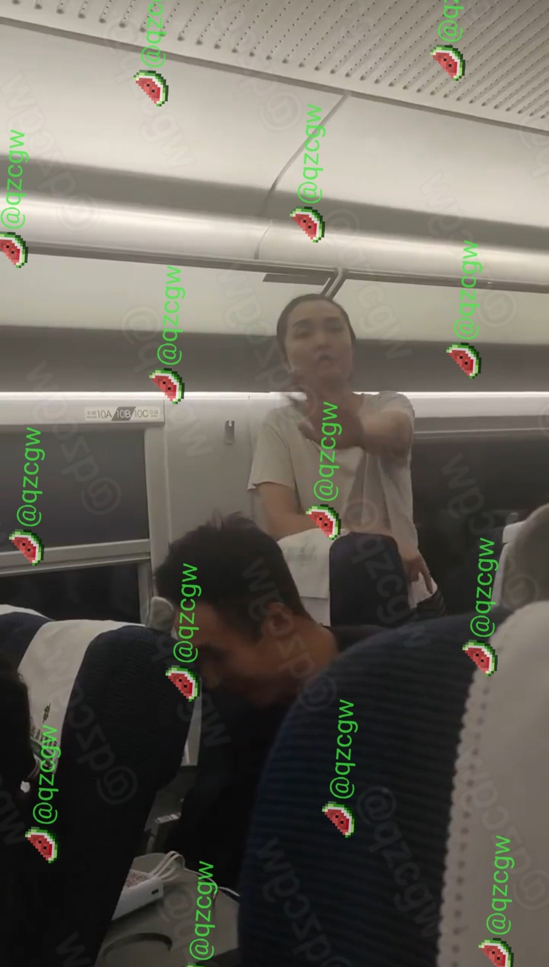 高铁车厢内女子自称法界守护者并当众宣讲法界首富概念