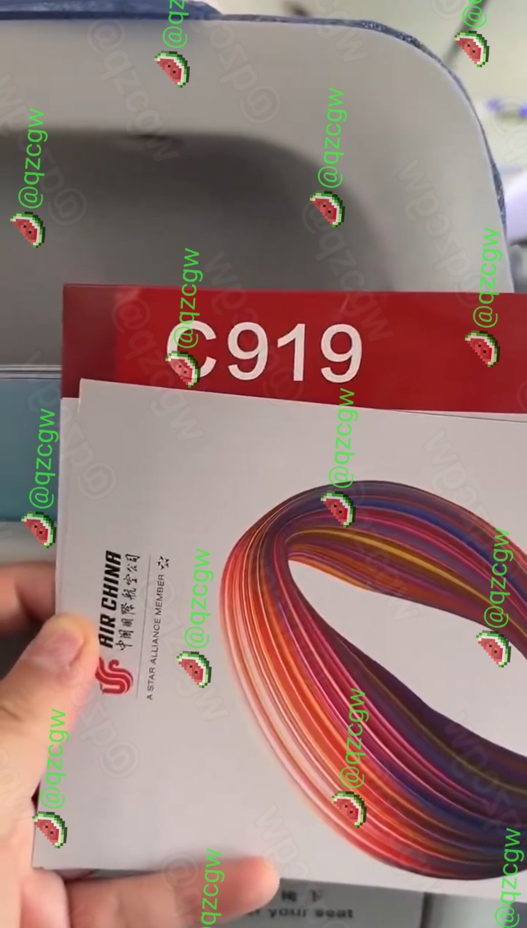 国航C919国产大飞机机舱天花板渗水导致空姐被迫用纸巾堵漏