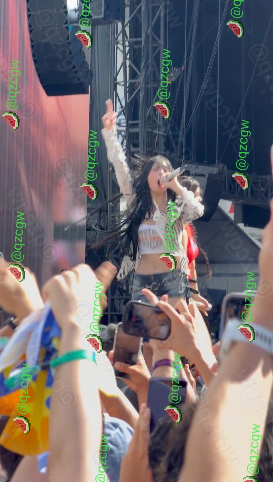 BABYMONSTER现身日本Summer Sonic音乐节并在花道环节通过洒水与粉丝互动