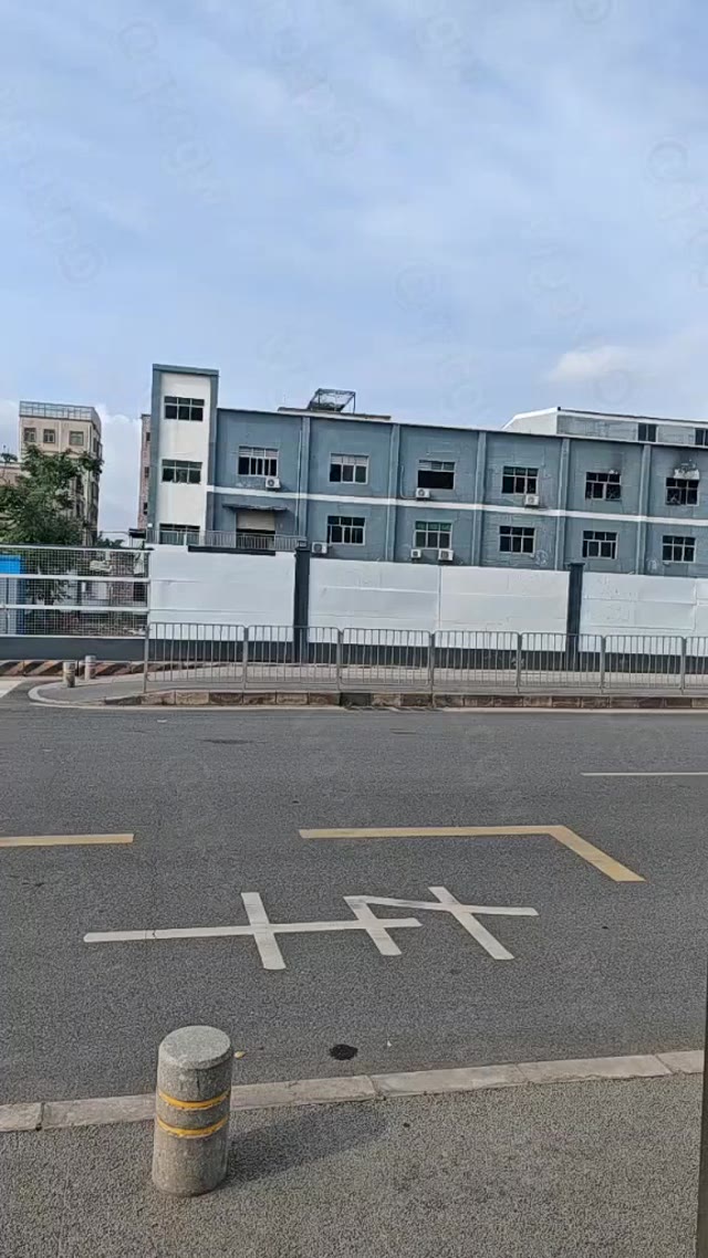 浙江海盐西塘桥钢厂屋顶光伏板突发火灾浓烟滚滚人员已全部疏散