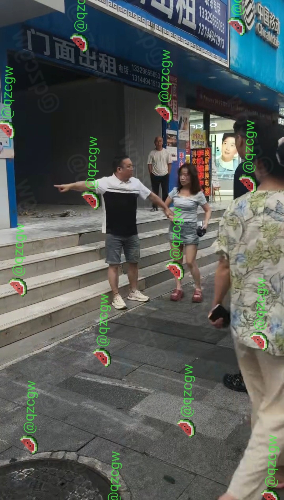 贵州凯里七夕商业街发生激烈情侣冲突女子被按在台阶上崩溃哭喊