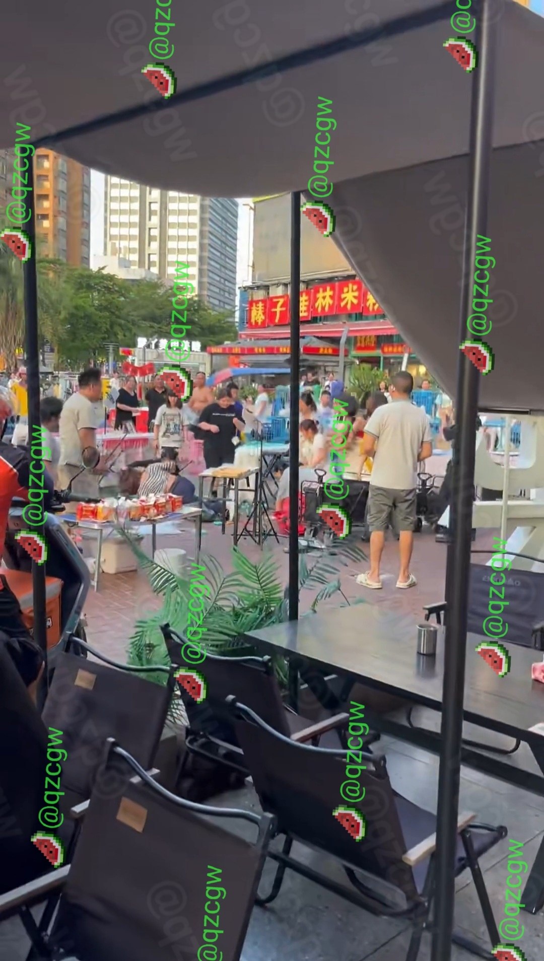 闹市区小吃街米粉摊爆发激烈肢体冲突多人推搡导致现场物品散落