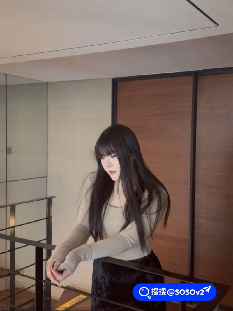 湖南衡阳微胖女子郑时涵身着紫色蕾丝内衣与男友进行激情缠绵