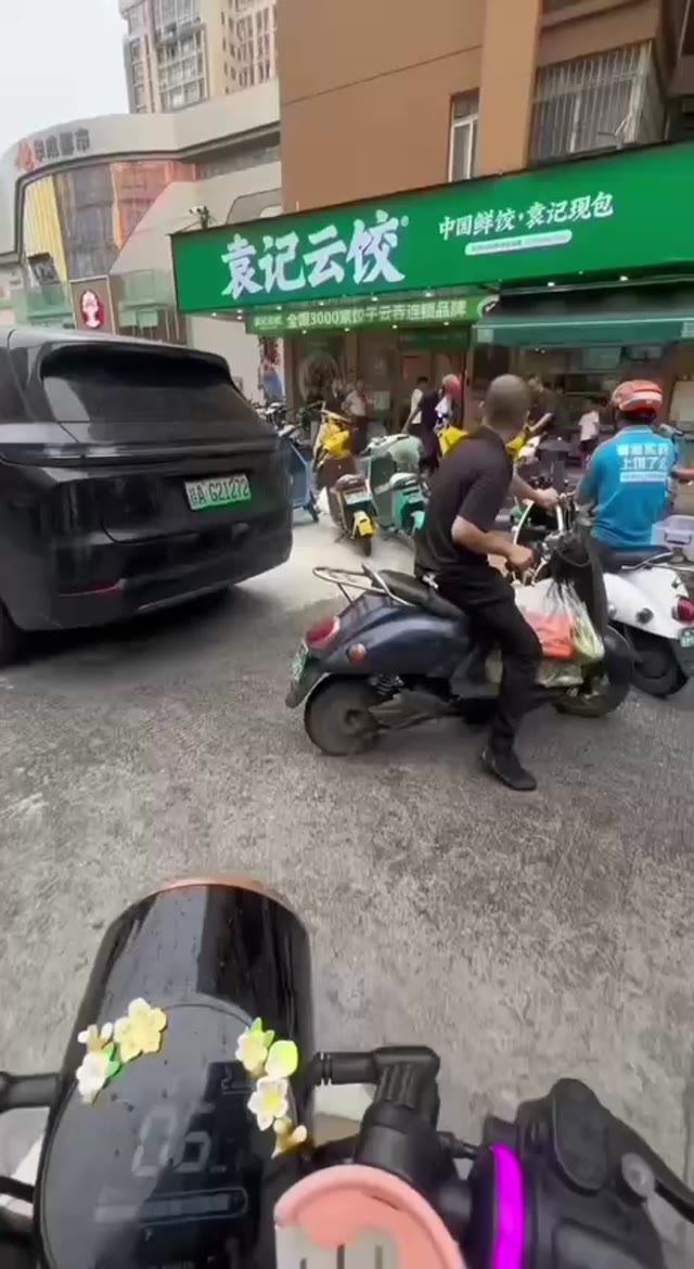 广西南宁袁记云饺门店外发生坠楼事件公安机关已介入调查