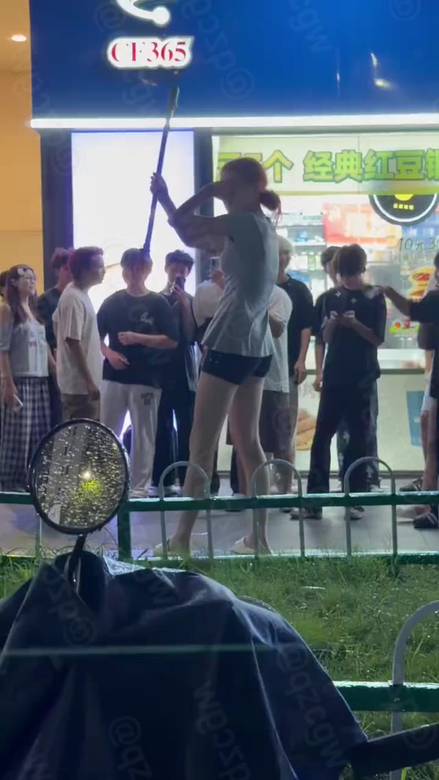 瑞安红发女子七夕于吾悦广场光脚追逐前男友并发生肢体冲突