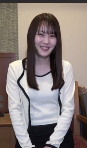 清纯高颜值素人首度涉足成人产业身着黑长袜制服完成高难度性爱表演