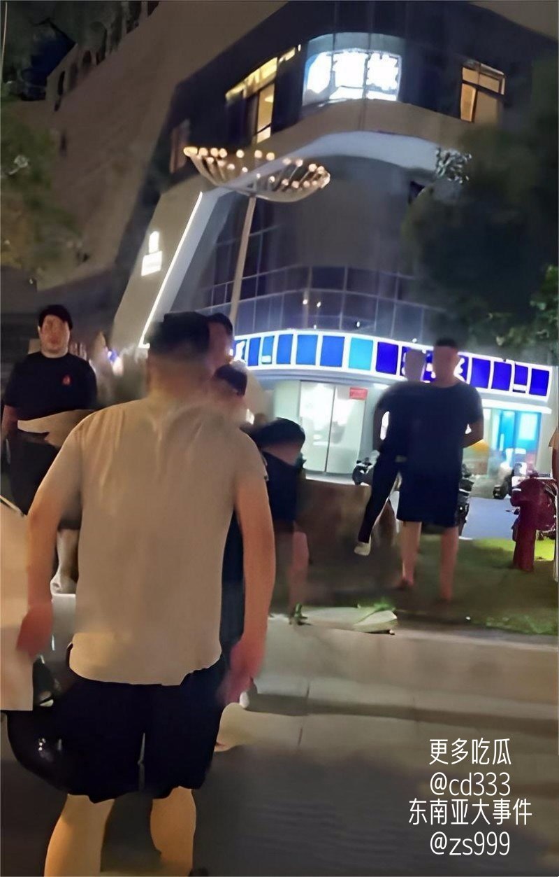 江都佳源广场七夕节保时捷车主因电瓶车占道引发肢体冲突现场视频流出