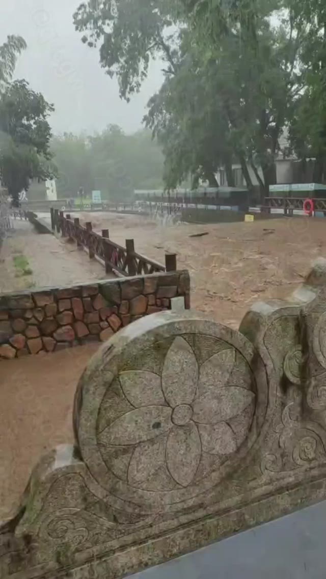 江苏宜兴遭遇持续暴雨引发山区洪水多地停水停运及景区闭园