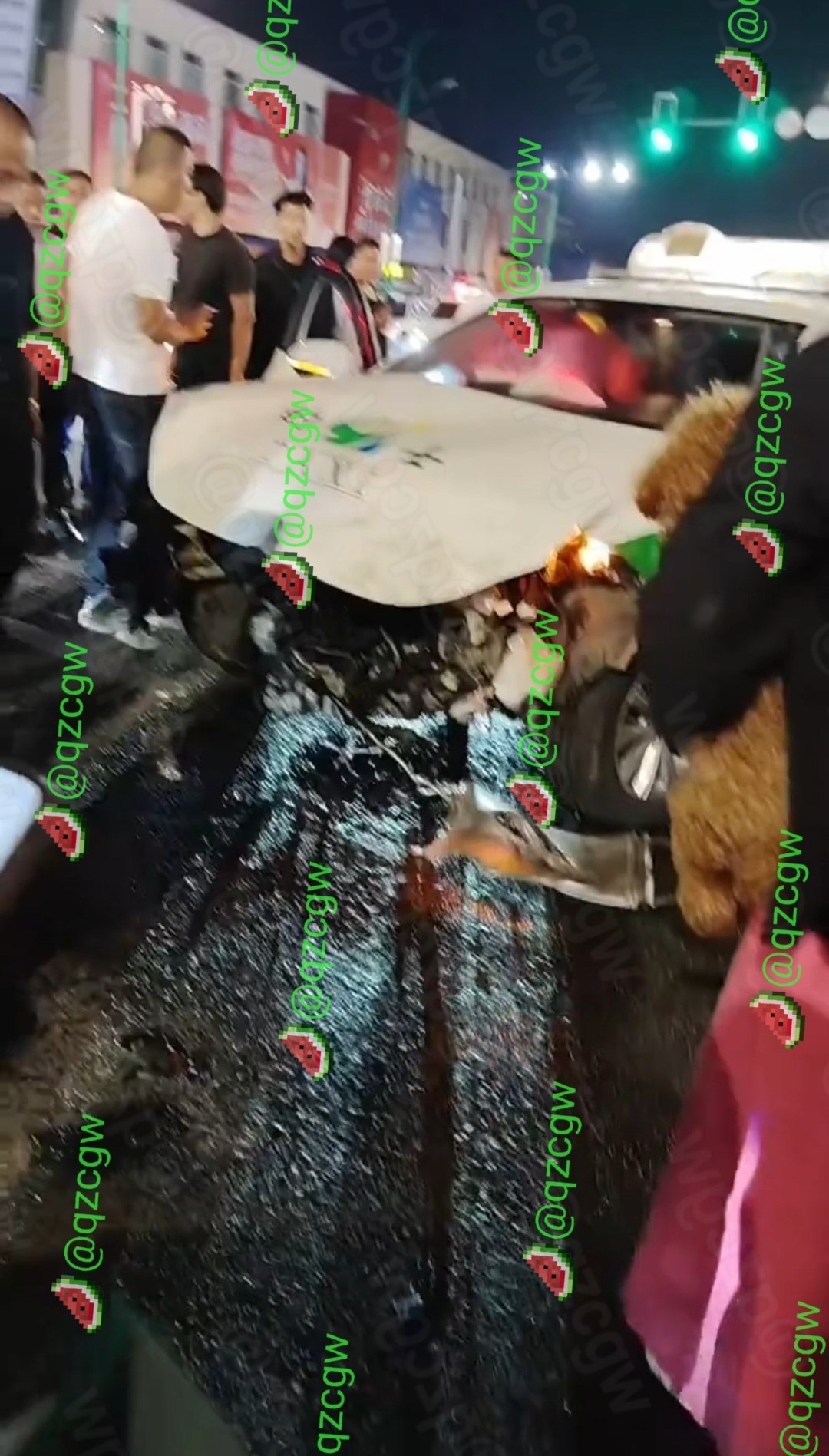 吉林榆树发生三车连环撞事故,私家车与出租车因抢行红绿灯导致车毁人伤