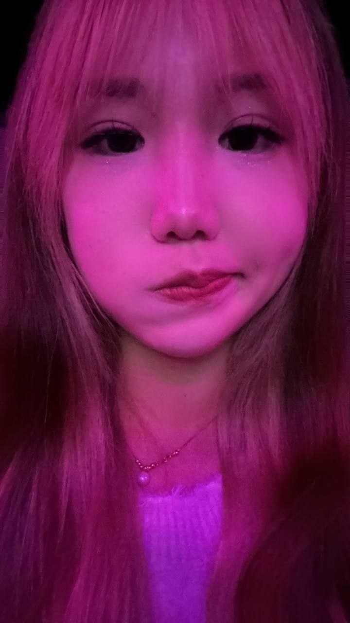 一名身着蕾丝白丝的在校女大学生在私密空间内遭精神小伙无套性侵