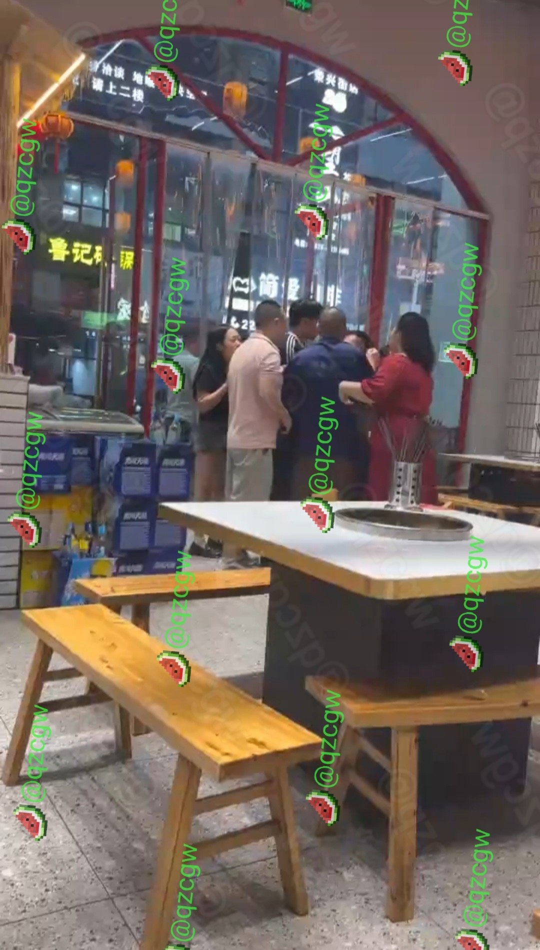 深夜火锅店门口爆发男女混战多名食客扭打在一起场面一度失控