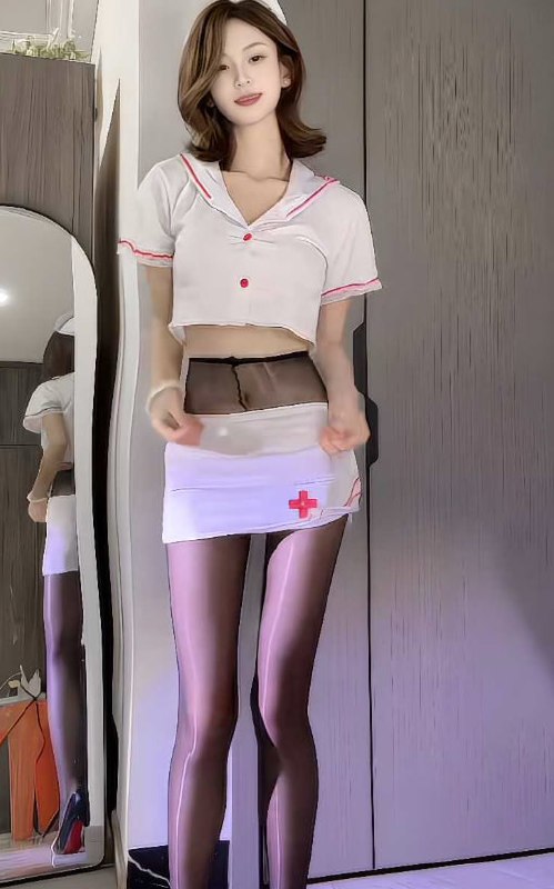 快手网红娇妻小鱼发布定制福利视频展示丝袜美腿与露骨情欲动作