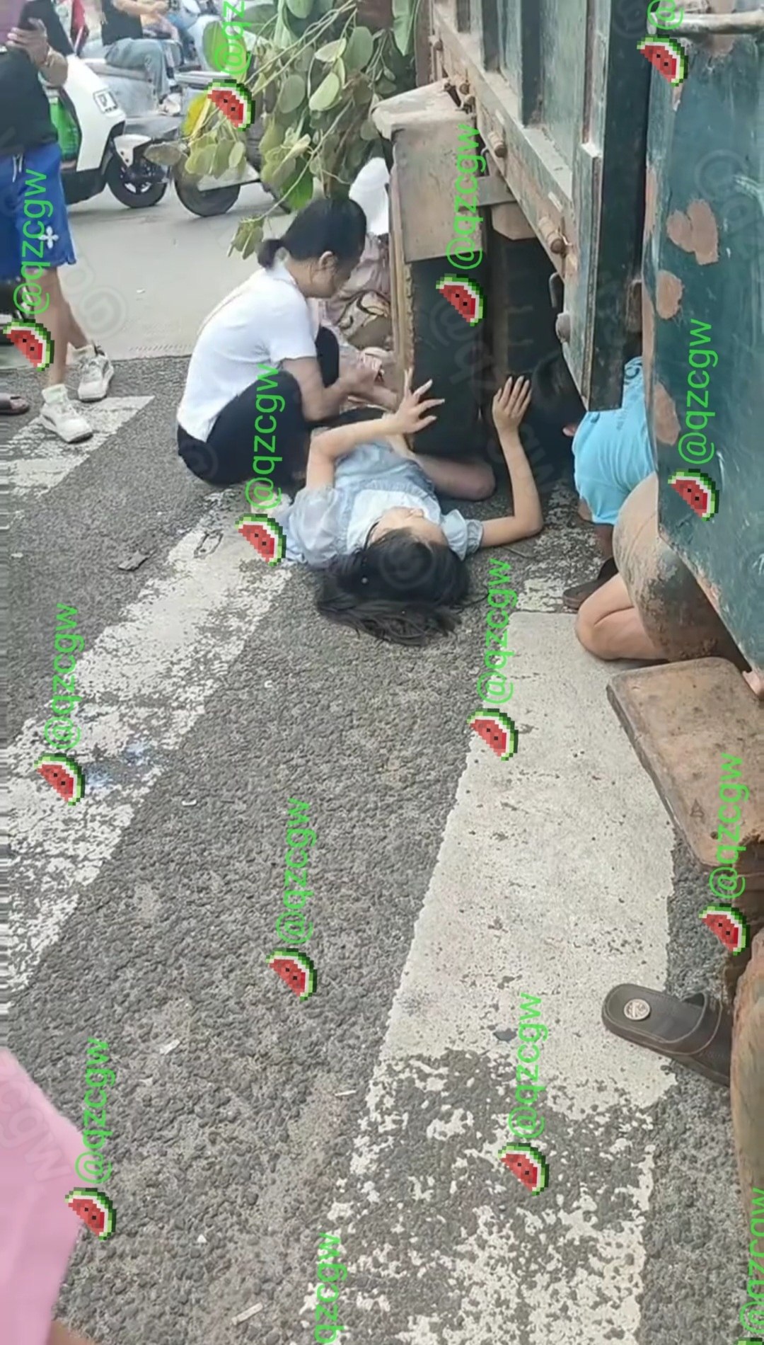 海南临高海公馆路口发生惨烈车祸女子被大货车车轮压在身下