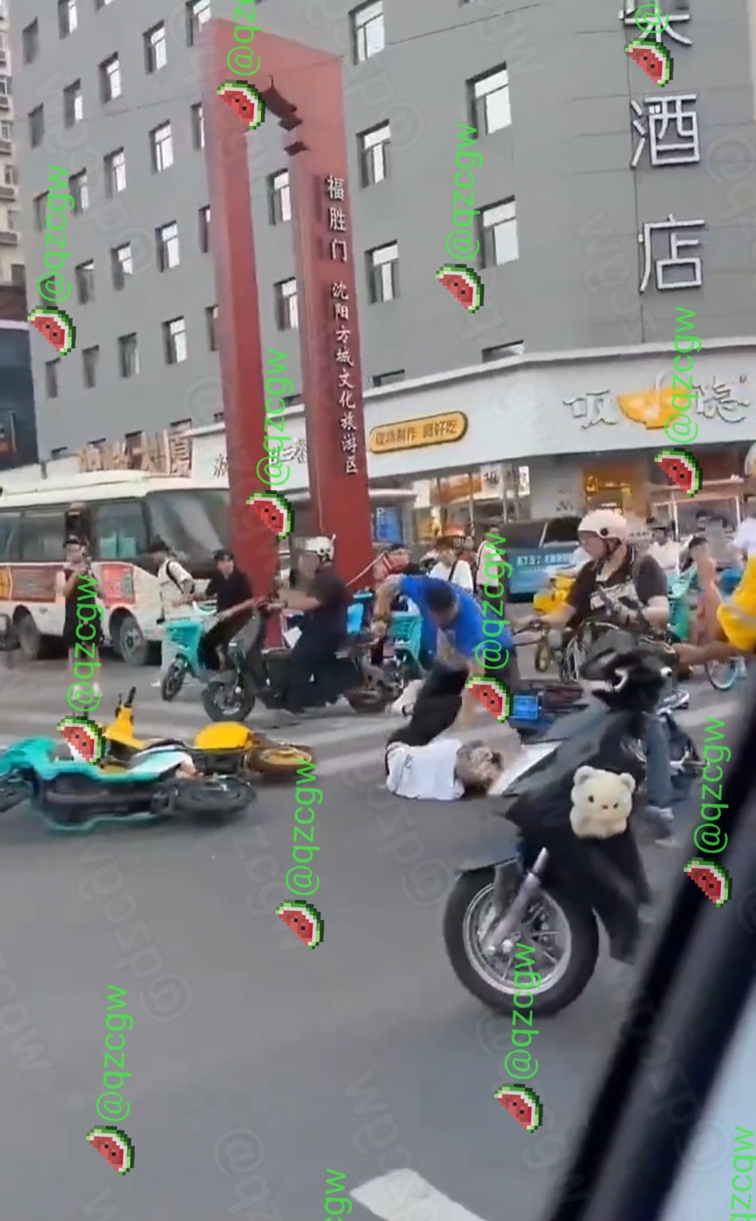 街头路人与电动车主激烈扭打并导致中式餐厅玻璃柜台被砸碎