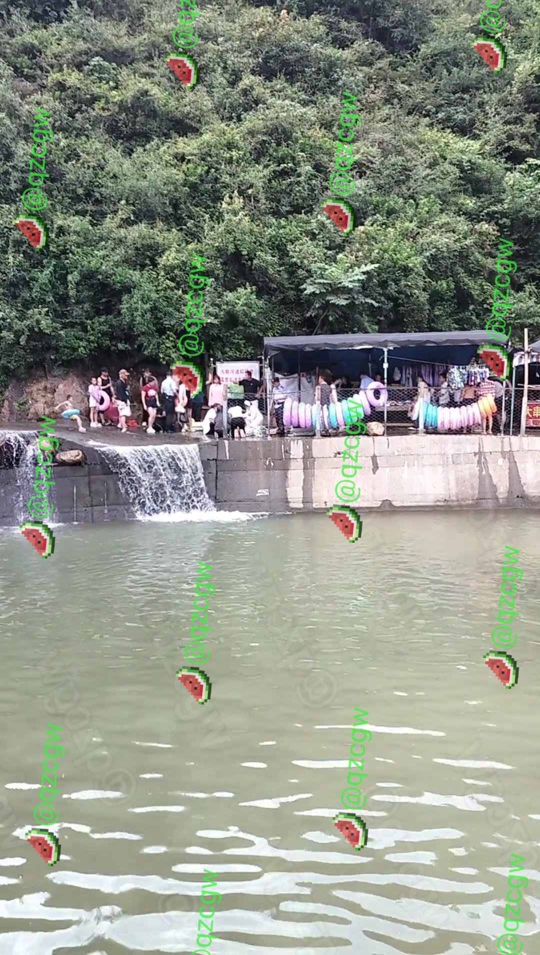 广西贺州富川一幼童在水域玩耍时突发溺水被路人紧急营救