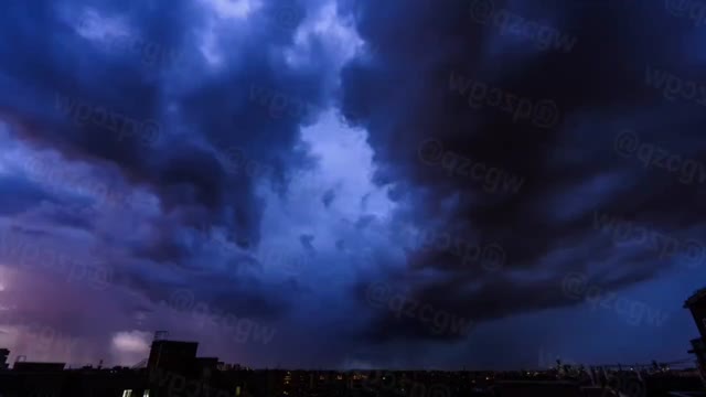 上海遭遇世纪暴雨袭击导致多处街道积水成河及地铁站内发生严重漏雨