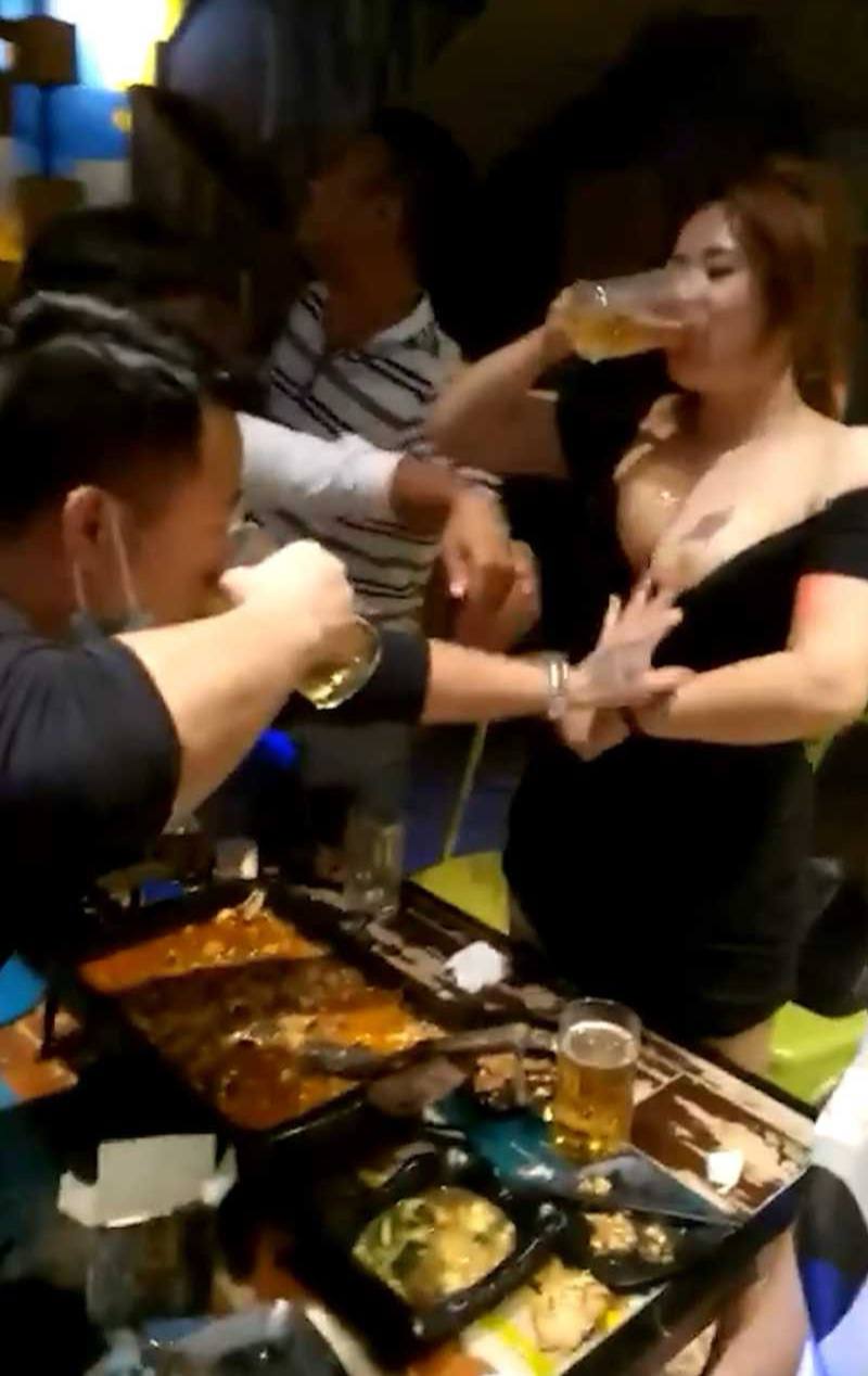 中年男子同学聚会酒后失控轮流猥亵身材丰满的少妇并强行扒开内衣