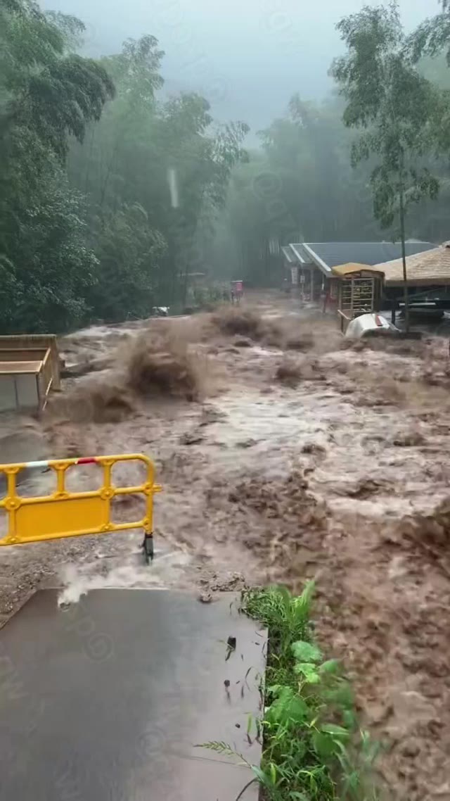 江苏宜兴遭遇持续暴雨引发山区洪水多地停水停运及景区闭园