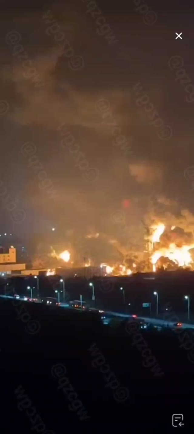 青岛黄岛区象屿速传供应链仓库突发大火浓烟滚滚现场无人员伤亡