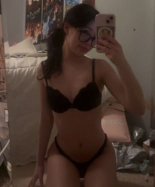 大一清纯女大学生私拍视频泄露遭金主远程调教并拍摄自慰画面