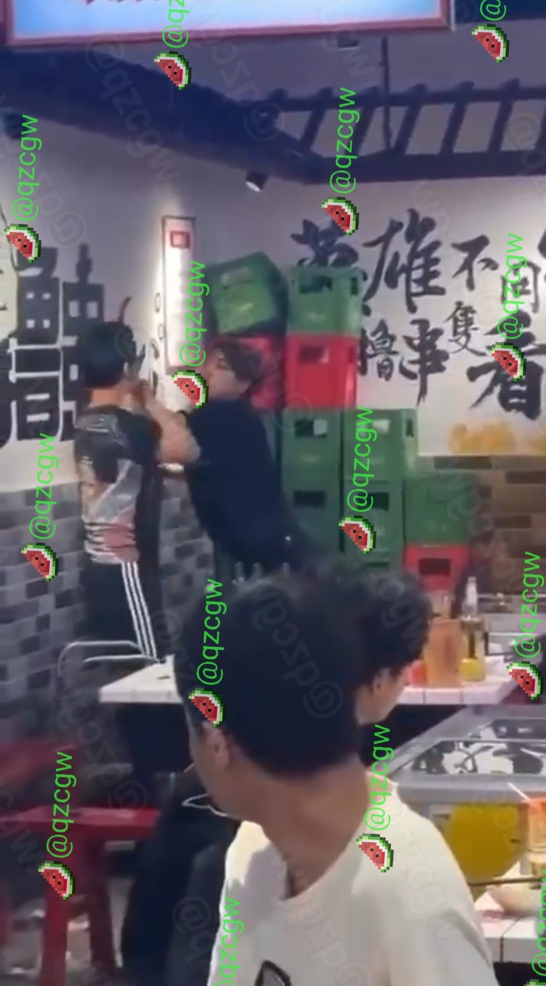 串串火锅店聚餐突发肢体冲突几名男子扭打成团并卷入长发女子