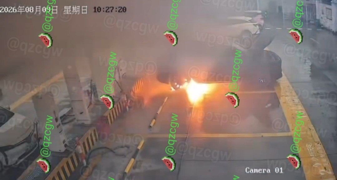 宁波一辆曾发生严重碰撞的极氪7X在充电站突然爆燃起火