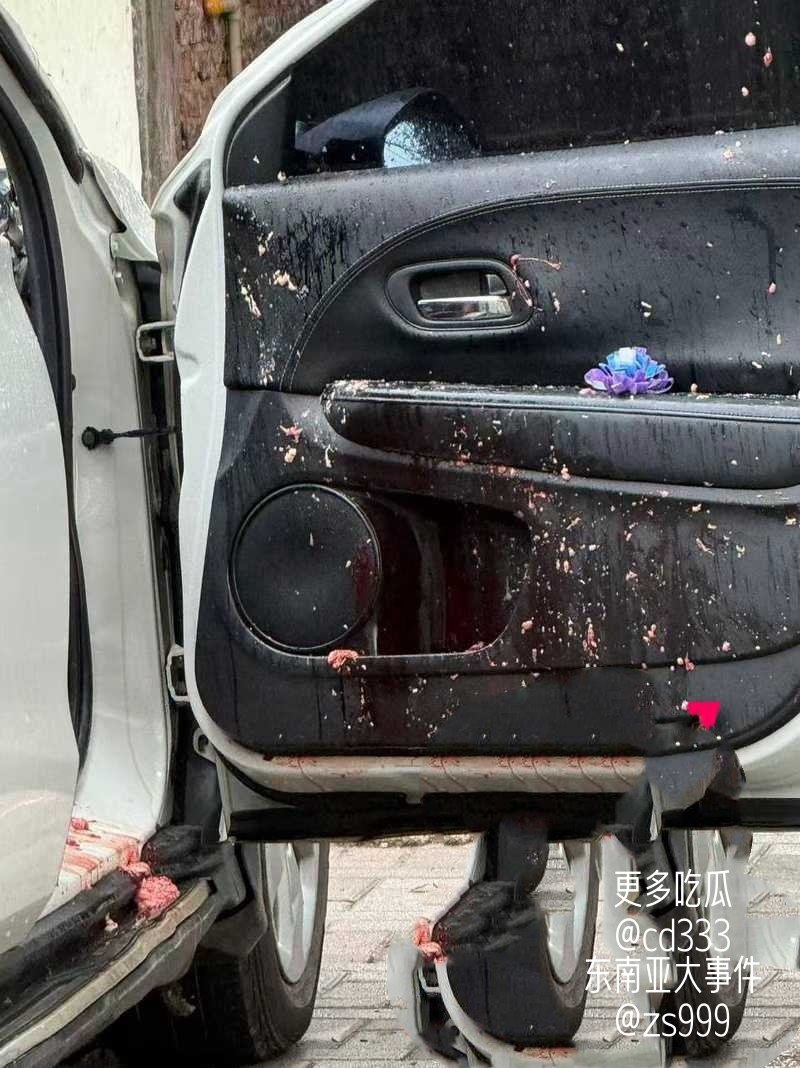 湖南祁东花季少女高空坠落精准砸中路边轿车导致车身严重变形