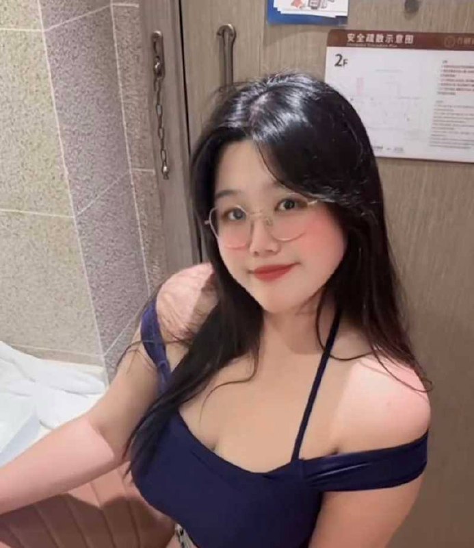 抖音博主菠萝噗噗私密定制视频泄露引发人设崩塌