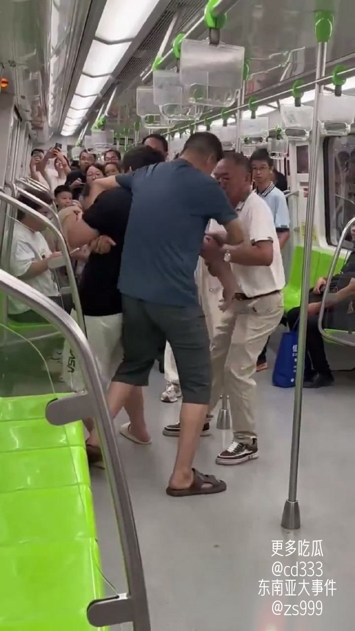 南京地铁3号线一名少年突发狂躁拉动紧急制动装置并高喊报复社会