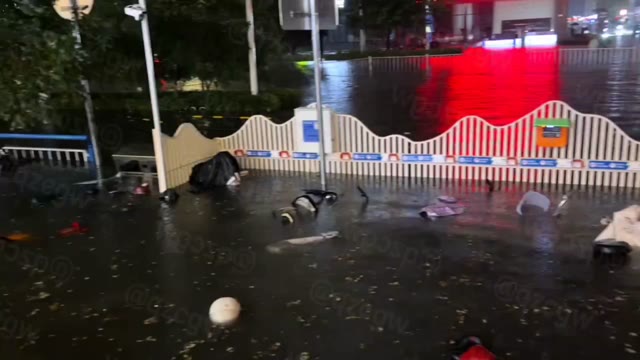 河北石家庄遭遇突发强降雨导致城市内涝多辆汽车被积水淹没
