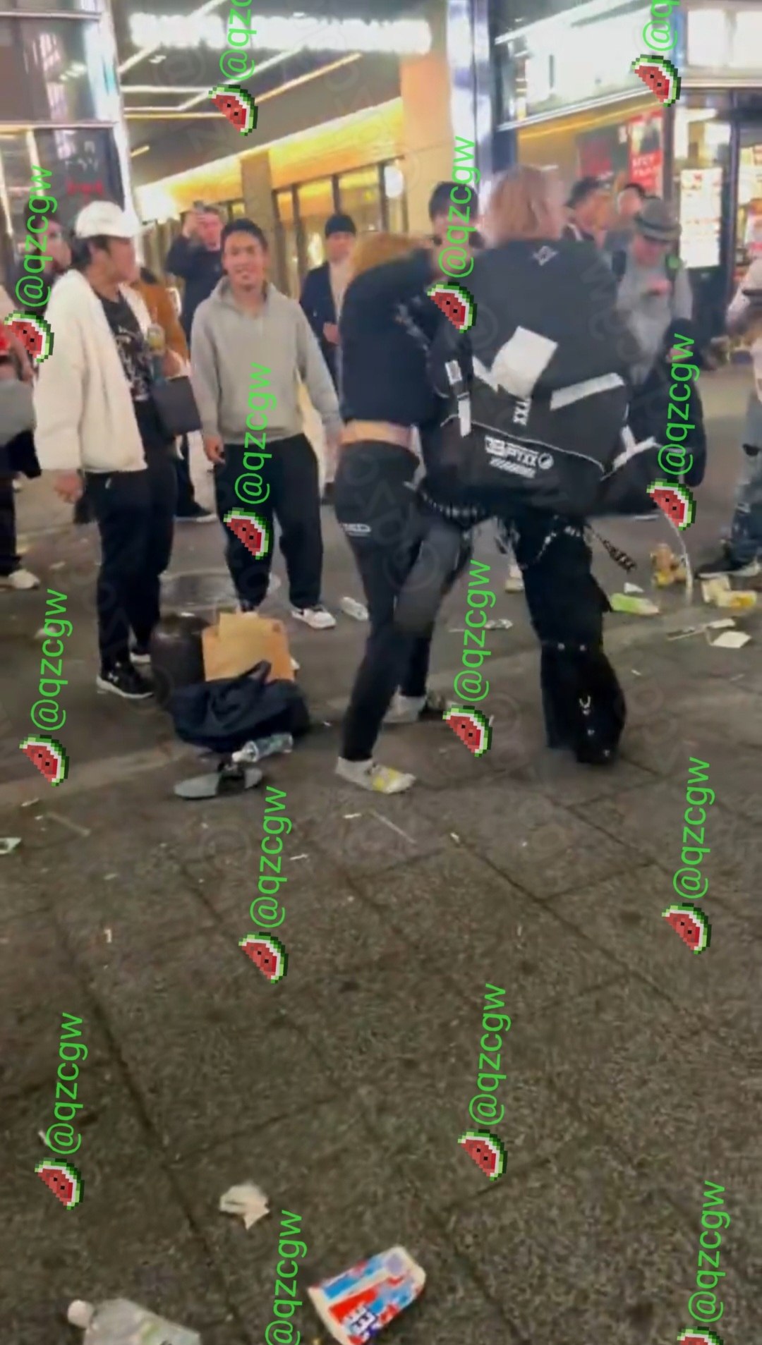 日本深夜商业街发生多人扭打冲突染发男子遭围攻却始终未挥拳还击