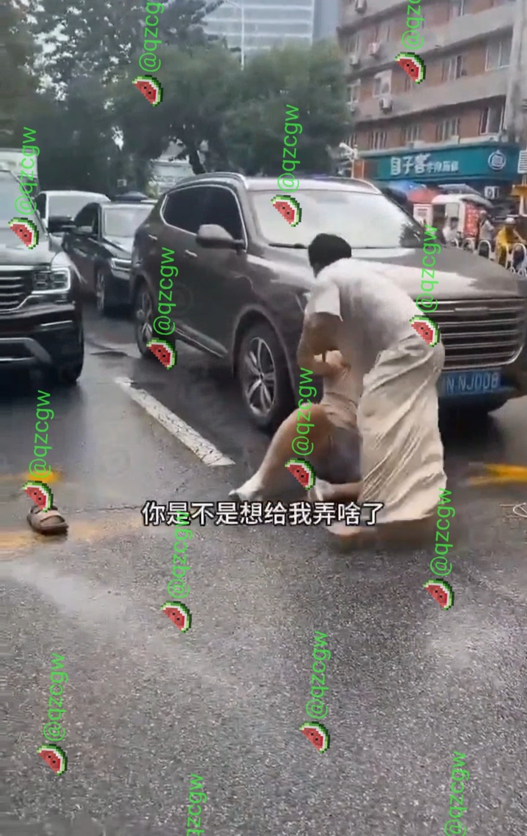 医院门口因车辆挡路引发激烈冲突壮硕中年男子遭大妈暴力殴打