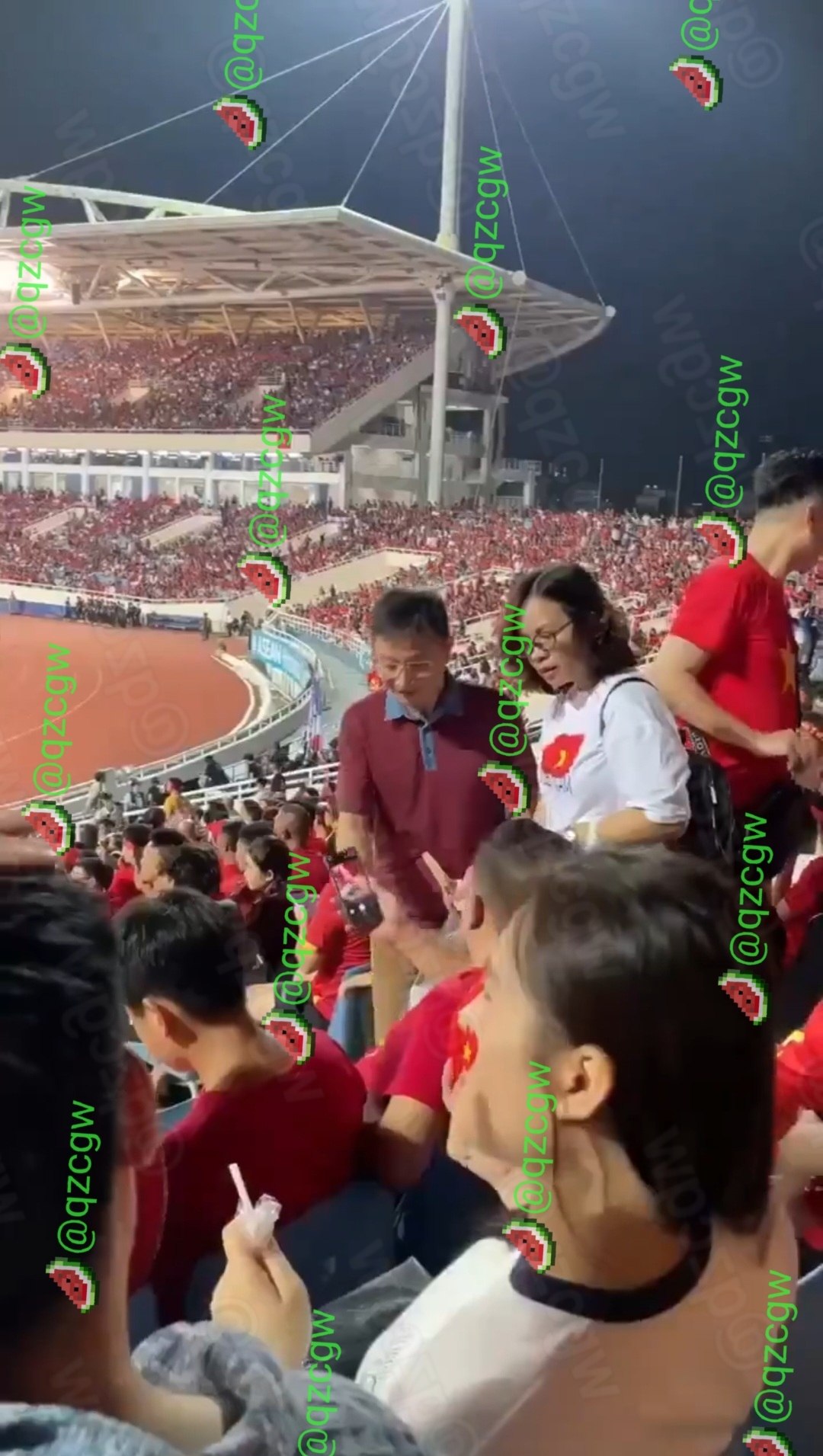 越南足球决赛现场发生霸座事件，文明夫妻买票观战却遭人赖着不走