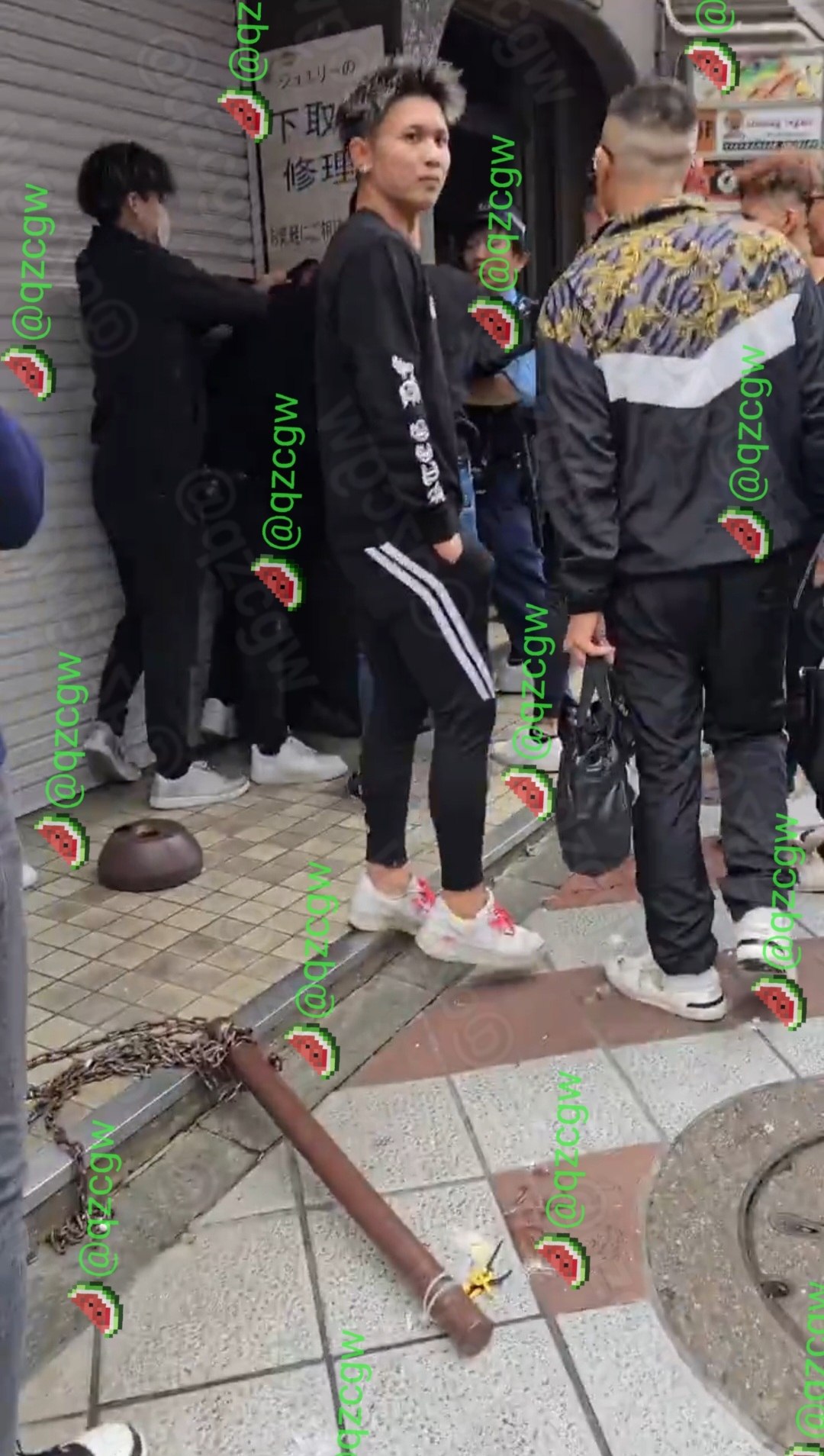 日本繁华商业街白昼突发大规模群殴事件十几名男子当街扭打混乱