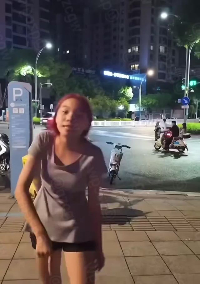 瑞安红发女子七夕于吾悦广场光脚追逐前男友并发生肢体冲突