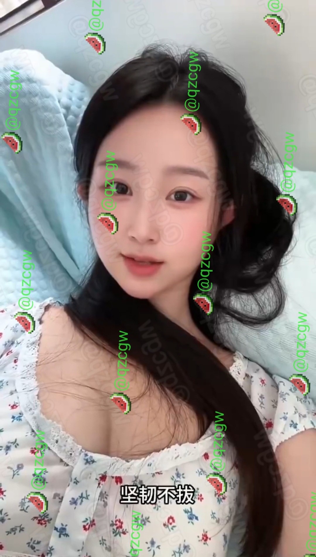 精致长发少女身着碎花吊带裙躺床用励志金句暗喻私密情事