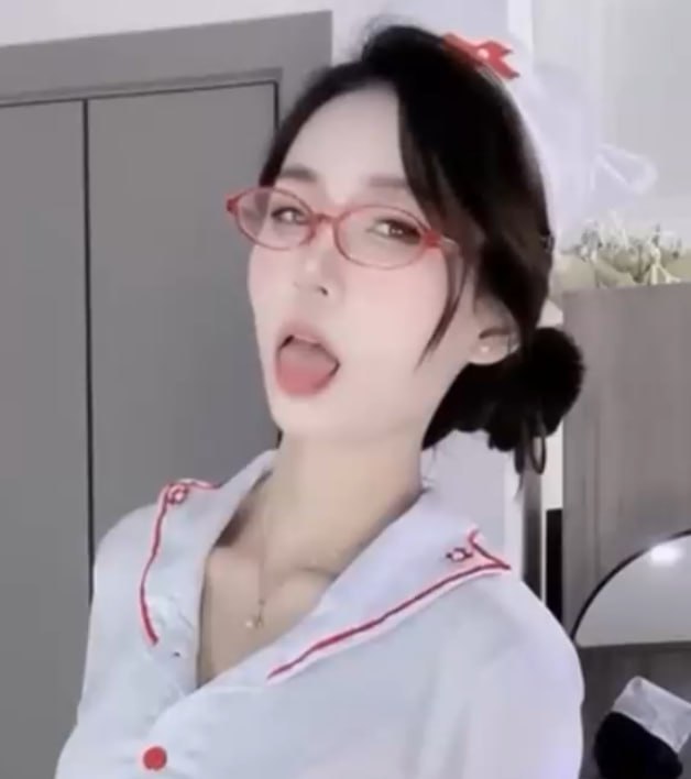快手网红娇妻小鱼私密定制福利视频流出展示丝袜美腿与露骨性爱动作