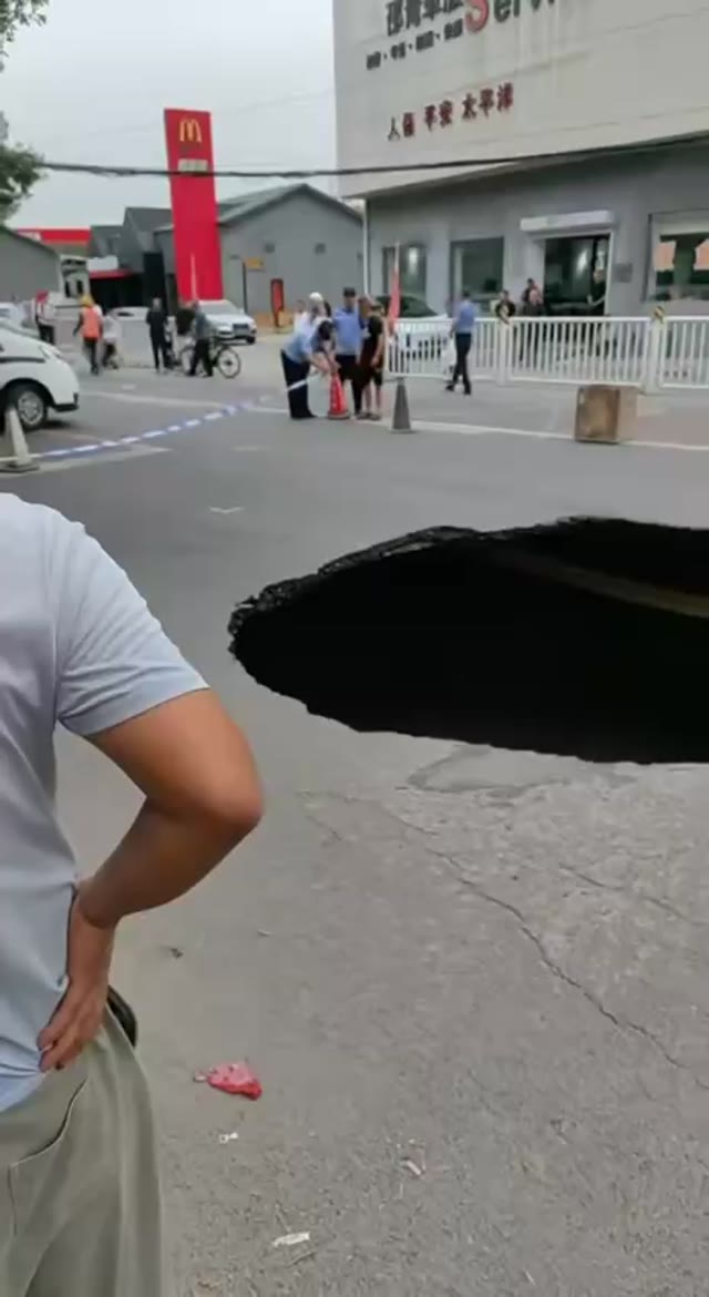 北京市丰台区东王佐公交车站于7月16日下午突发地面塌陷形成深坑