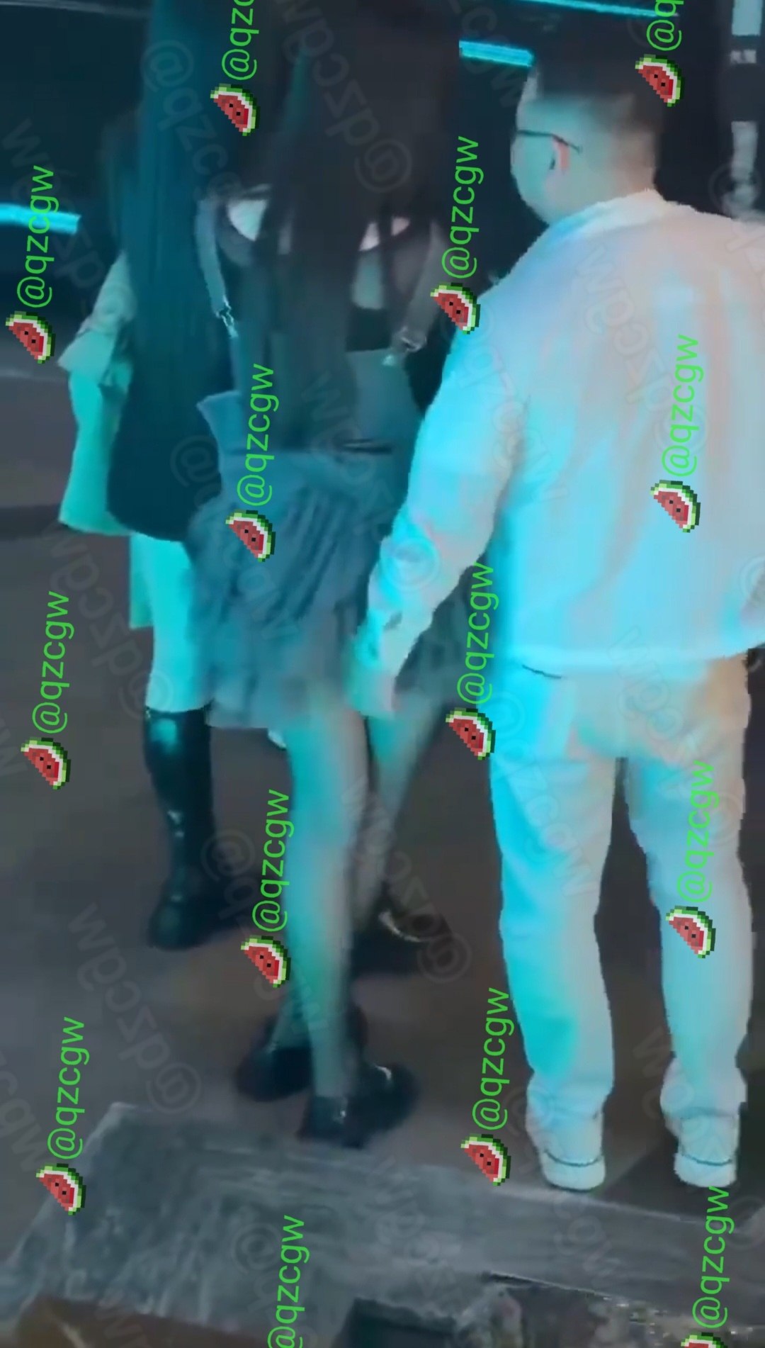 身穿黑丝短裙女生在酒吧会所门口被身旁男子公然搂腰抚摸臀部