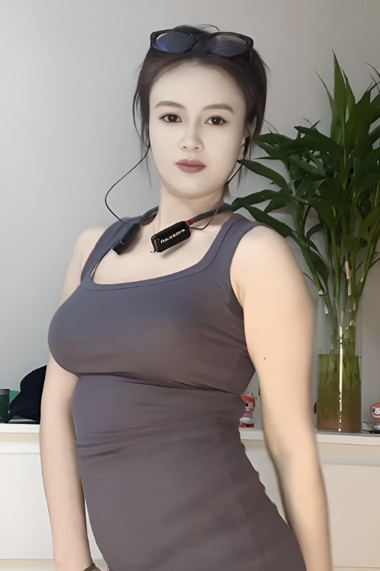 抖音网红小阿姨通过直播展示情趣舞蹈并以妖艳甩臀姿态吸引大量粉丝关注