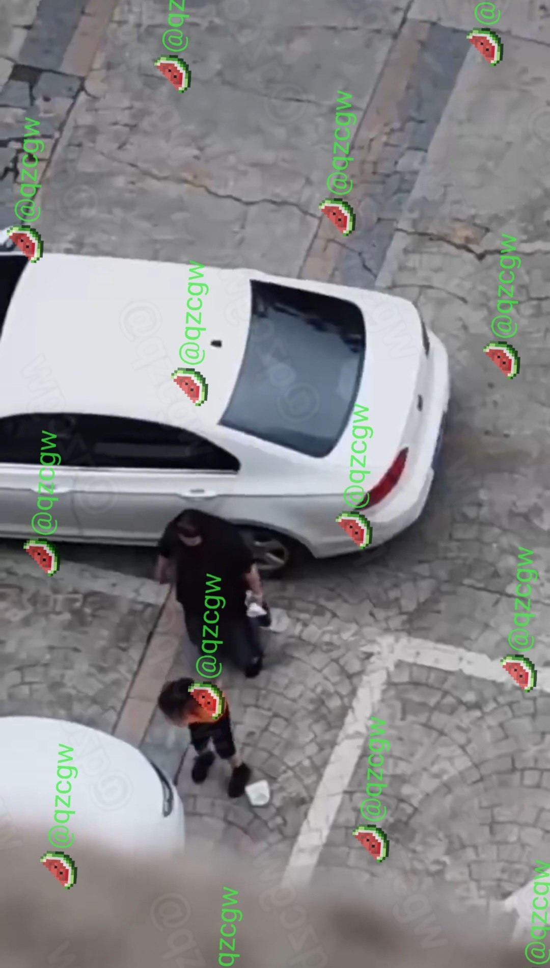 黑衣母亲因嫌弃孩子成绩丢脸在停车场对其拳打脚踢并强行带走补习
