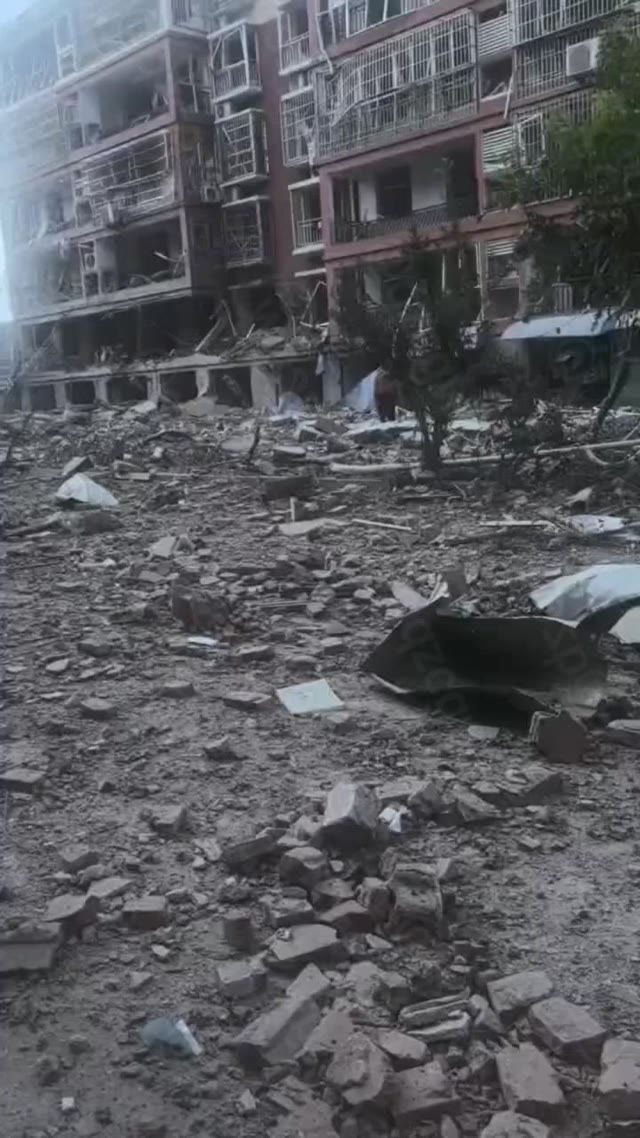 山东临沂河东区居民小区突发剧烈爆炸导致房屋损毁及烟尘漫天